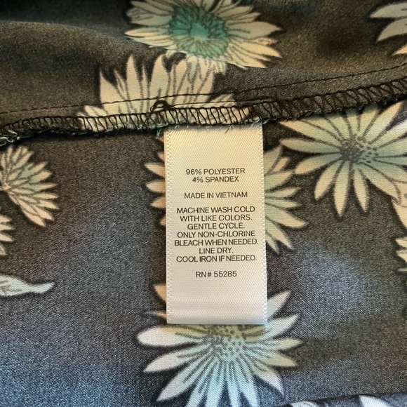 Express Silky Short Sleeve Flowy Short Cuff Black and Teal Floral Top Size M - Picture 9 of 9